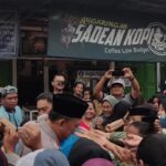 J&T Cargo Grogol Kediri Tingkatkan Kepedulian Sosial dengan Berbagai Takjil Untuk Masyarakat Sekitar