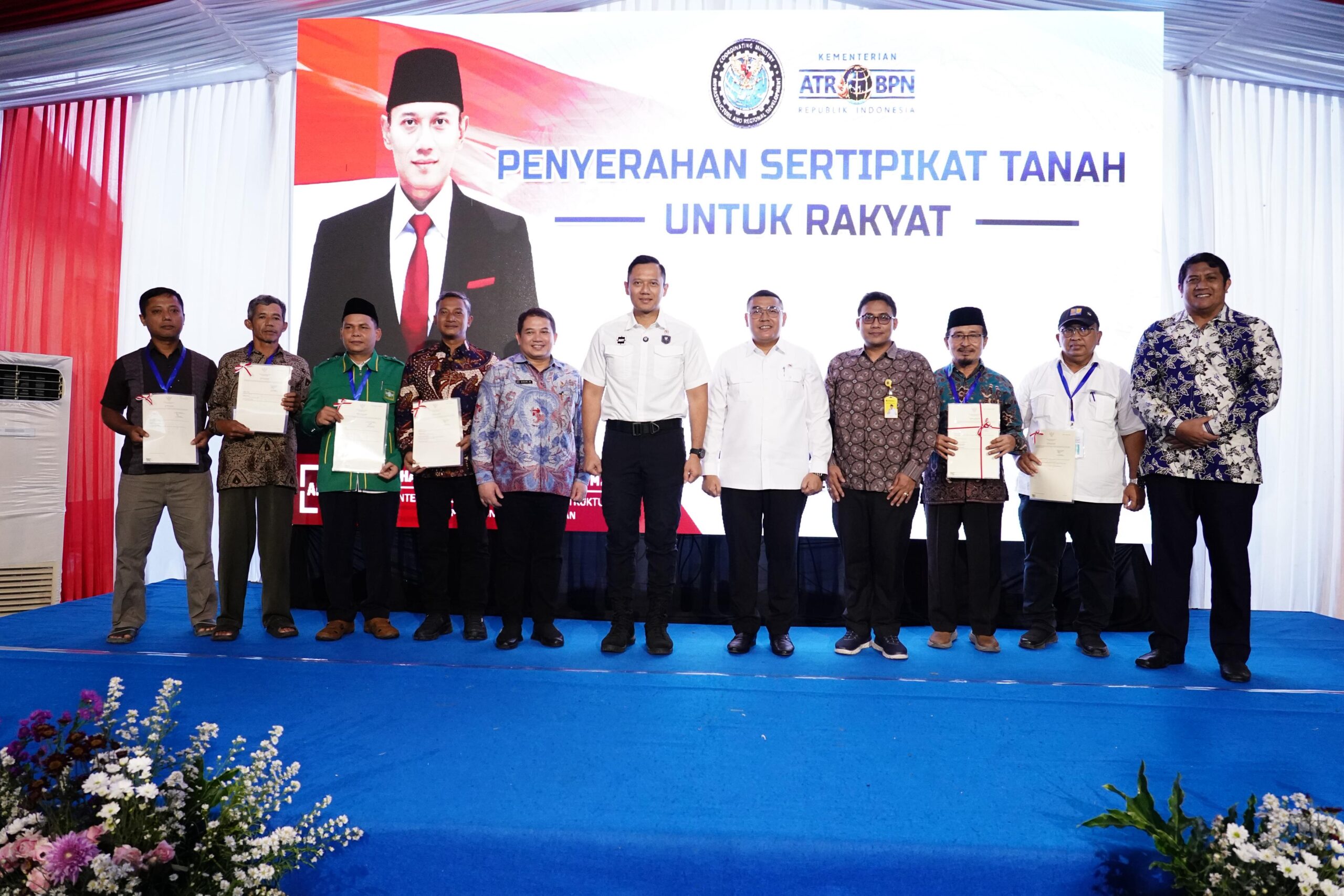 Lampaui Target Penyelesaian PTSL, Menko AHY dan Wamen Ossy Serahkan Langsung Sertipikat Masyarakat Kabupaten Pacitan
