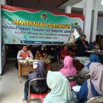 Beri Kepastian Hukum, Kantah Jombang Serahkan Sertipikat Tanah di Desa Karangan, Kec. Bareng