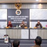 Tinjau Kantah Kabupaten Banyumas, Wamen Ossy Tekankan Pentingnya Peningkatan Kualitas Layanan Tinjau Kantah Kabupaten Banyumas, Wamen Ossy Tekankan Pentingnya Peningkatan Kualitas Layanan