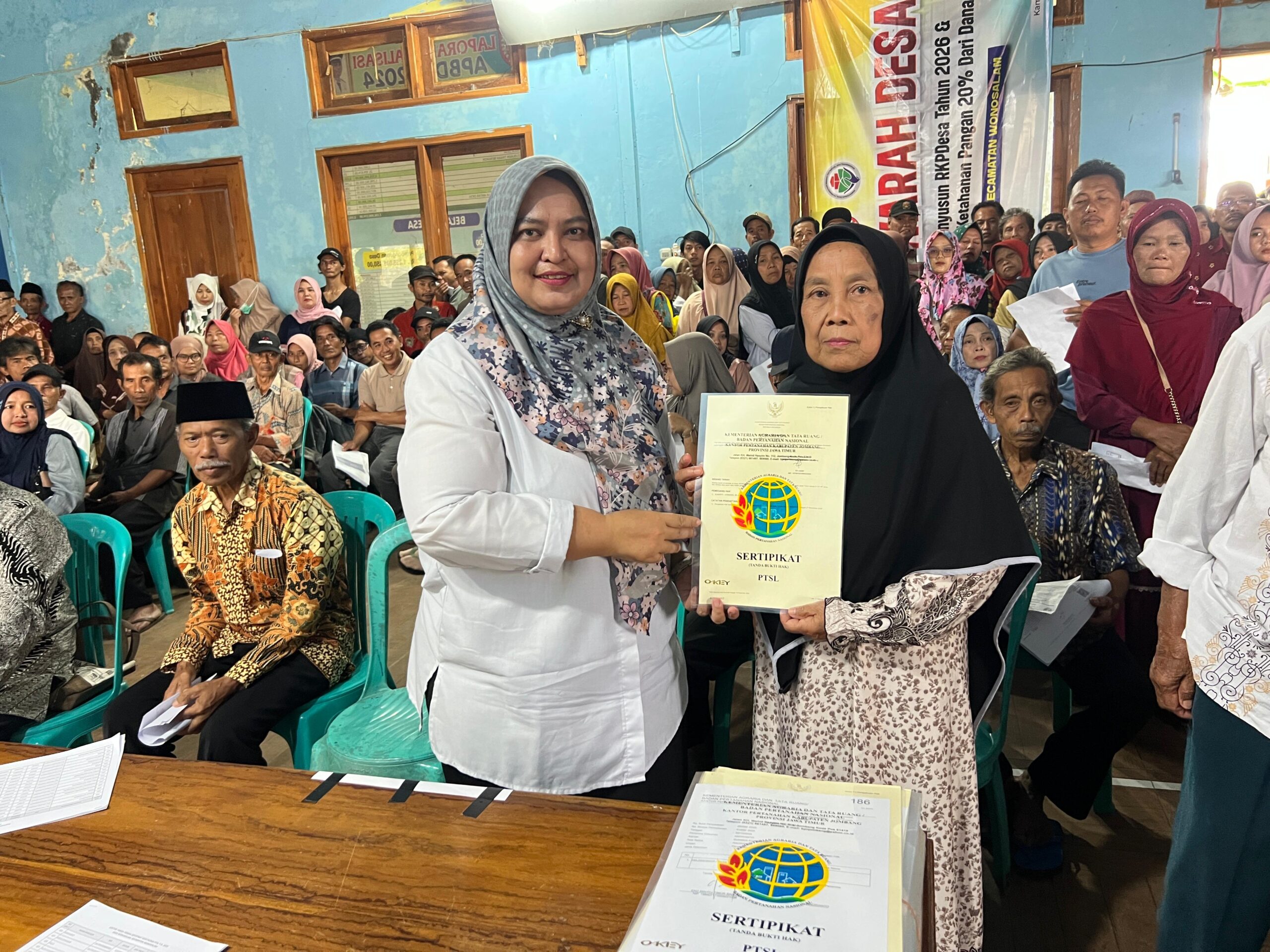Kantah Jombang Serahkan Ribuan Sertipikat PTSL 2025 di Desa Plosogeneng dan Wonosalam