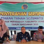 Serentak, Kantah Jombang Serahkan 1.676 Sertipikat PTSL di Dua Desa