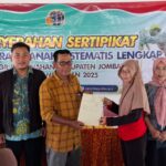 Kantah Jombang Serahkan 42 Sertipikat PTSL 2025 di Desa Sukoiber